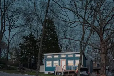 Image de Justice- Book 1, 2 or 3 Cabins. Pet Friendly for a fee. Lake View