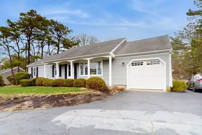 Image de Spacious Cape getaway with outdoor dining, yard games, & family amenities