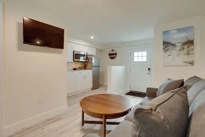 Image de 3 Mi to Main Street: Newly Renovated Wareham Apt!