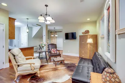Image de Community Courtyard & Fireplace: Cowan Apt!