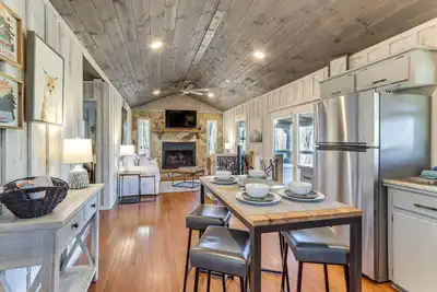 Image de 3 Mi to Dtwn: Blue Ridge Cabin w/ Hot Tub & Views