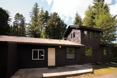 Image de Charming Cabin Retreat – Walk to Whipple Creek, Private nearly acre.
