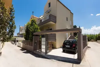 Image de Spacious 5-Bedroom Villa in Chania - Steps away form 3 Sandy Beaches!