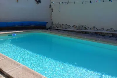 Villa avec piscine à côté de la mer
