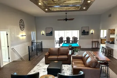 Image de Enormous Home On Golf Course. Newly renovated - Sleeps 21!