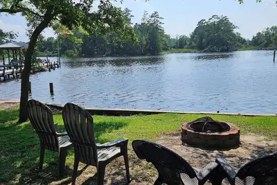 Image de Cozy waterfront travel trailer 1 bedroom and Ac, WiFi in charming Oriental