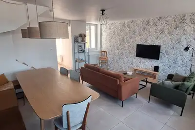 Image de Grande maison Rouen avec extérieur. Ménage et linges inclus.