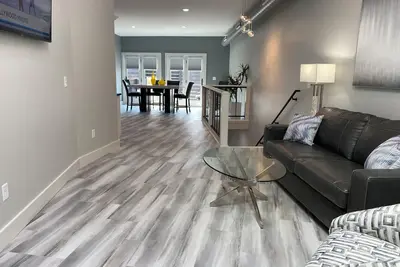 Image de 2 Bedroom, 2 Bath, City View Flatt - Short Walk to Many Local Restaurants, Pubs, & Seneca Lake