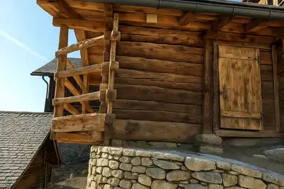 Les Mayens d'Adrien\nLe luxe discret d'un chalet préservé dans le Val d'Hérens