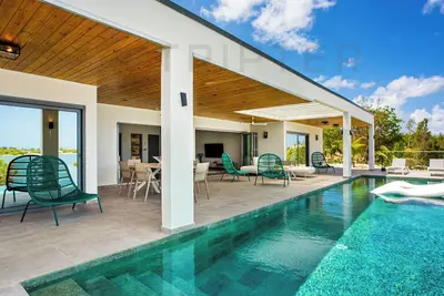 Image de Villa en bord de mer avec piscine et gym à Terres Basses - Villa Enjoy