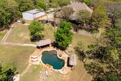 Image de Large 5-bedroom house with WiFi, salt water pool, pool table and shuffle board!