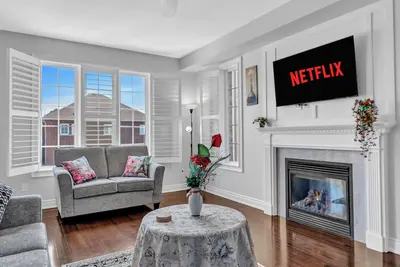 Image de Modern 4br Retreat w/ Hot Tub & Style | Central Oshawa Getaway
