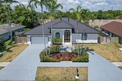 Image de Modern Beach House w/ Heated Pool + Grill –5 Mins to Delray Beach & Atlantic Ave