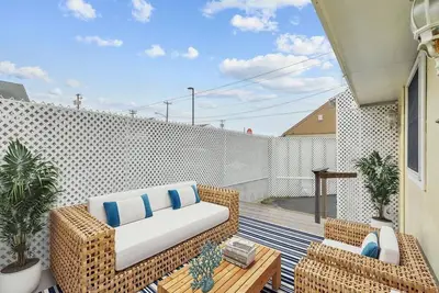 Image de Pet Friendly Beach Cottage, Less than a Block From the Beach and Promenade!