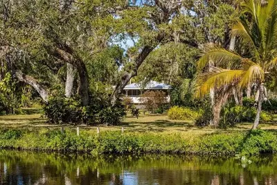 Image de The Pink House on the river - a unique blend of nature and luxury