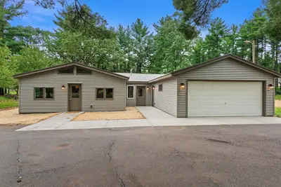 Image de New Eagle's Nest West - less than 3 miles to Sv and walkable to Petenwell Lake!