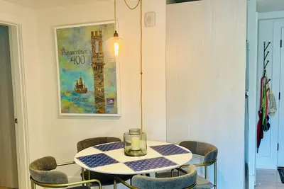 Image de Chic West End 2br/2ba Condo w/Huge Private Patio, Parking and Walk to Town