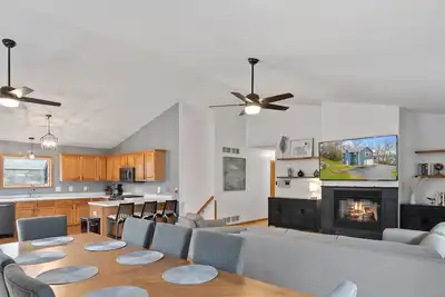 Image de Big Blue Lakehouse - Shared Pier, Lake Mary Access, Stunning Lake Views, Grill, Firepit, Pool Table