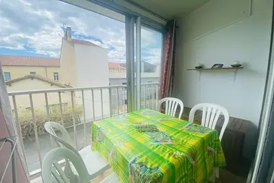 Image de Emplacement idéal sur la rive droite  T 2 climatisé, plage, port. . .