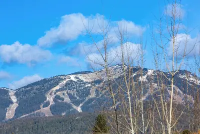 Image de 30-Day Min, Pets Considered, Walk to Downtown and the Snow Bus + Great Views!