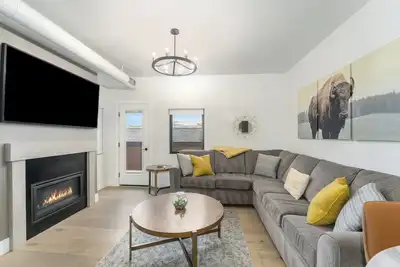 Image de Central Condo- In Heart of Downtown, Nearby Lake and Ski Mountain!