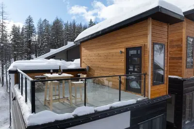 Image de Brand New Luxury Townhouse + Ski in/out & Views!