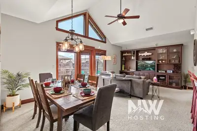 Image de Stylish Riverstone Corner Condo—Walk to Everything!