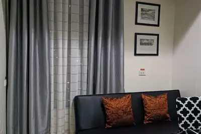 Image de Hotel feel condo. Few minutes to shopping malls. With pool, gym and jog path.