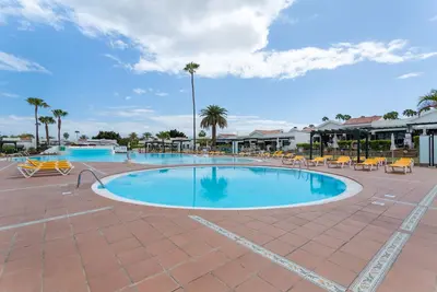 Image de Tommy 13' avec piscine partagée, Wi-Fi et climatisation