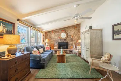 Image de Stylish 2br/2ba Retreat – Pet-Friendly, Patio, Workspace. Wifi.