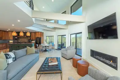 Image de Raven House | Pet-Friendly, Hot Tub, Home Gym & Waterfall Access!