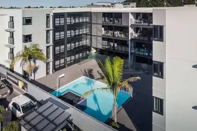 Image de Stylish Central Apartment Escape | Walk to Beach & Cafés, Pool, Spa, Sauna, Gym