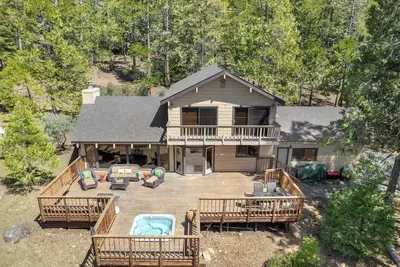 Image de Luxury Chalet |Shaver Lake Views• Game Rm• Hot Tub
