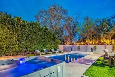 Modern Luxury Retreat - Pool, Hot Tub, Pool Table, Fire Pit & Office Space