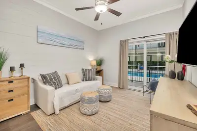 Image de Updated condo with pool & steps to village