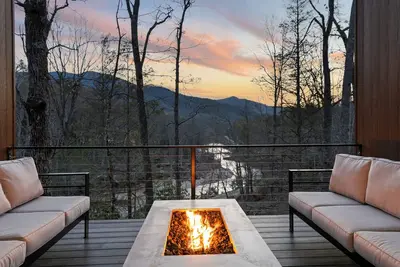 Image de Pet-Friendly Riverfront | Hot Tub, Views & Fishing