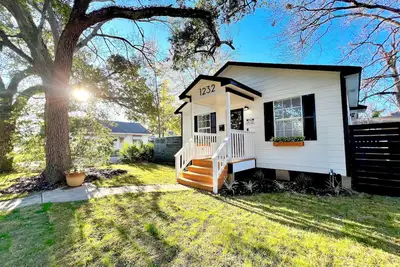 Image de 3 Bedroom Sleeps 8 - Close to Downtown Fun, Medical Center & Shopping,