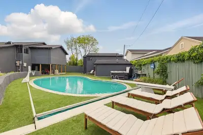 Image de Midnight Poolhouse| Pool | Hot Tub | Sauna