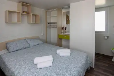 Image de Private family -sized mobile home Olive Tree. Pet- Friendly