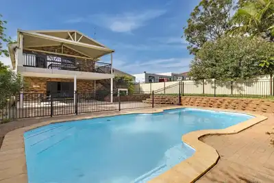 Image de Sunset On View - Picturesque coastal setting with pool