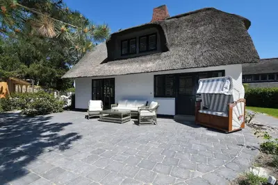 Image de Luxurious vacation home \"Spo-Glück\" - vacation under thatch for 6 people with garden