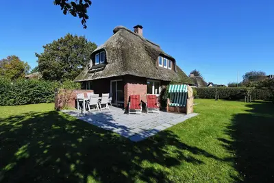Image de Quaint thatched-roof house \"Falo\" in St. Peter village with large garden