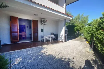Image de Grande villa rénovée de plain-pied avec double jardin