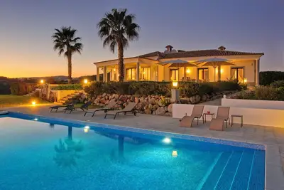 Image de Ocean View Luxury Villa with large pool, vinyard and orchard in countryside.