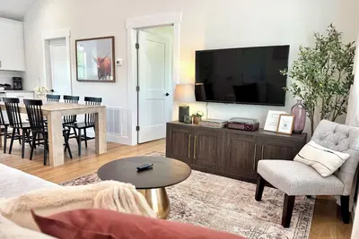 Image de Liberty Cottage: 3br/2ba w/Deck & Huge Backyard – Mins to Downtown, Mall, Eateries & Nature Trails