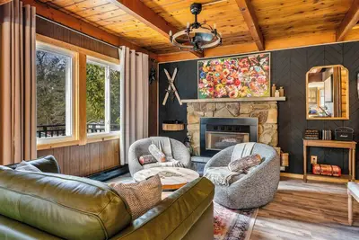 Image de Velvet Pines: Unique, Hot Tub, Pool & Lake Access