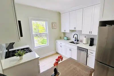 Image de Tranquil modern upstairs apt. Close to town and beach. Just remodeled!
