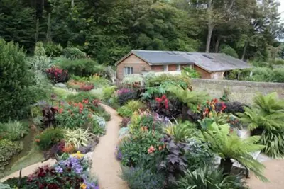 Image de Lodge de jardin charmant au bord de la mer – Retraite côtière paisible