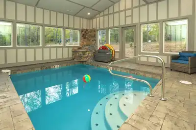 Image de CreeksideHaven: Indoor Pool*WoodedView*S/Secluded*Theater*Games*HotTub*Wifi