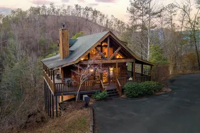 Image de Bear Claws: Honeymoon, Wooded View, Games, Hot Tub, Wifi, near Dollywood!